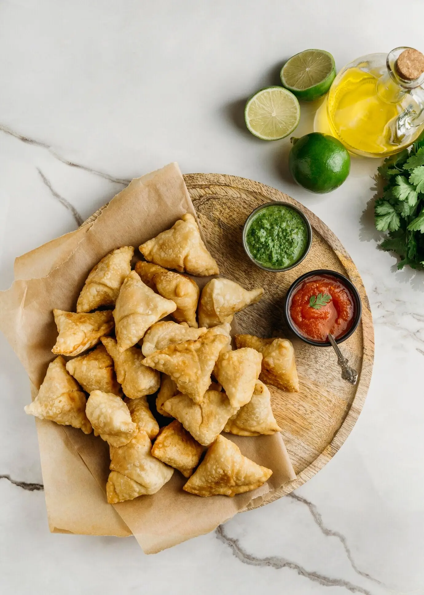 Вид сверху на вкусную пакистанскую еду с соусом.